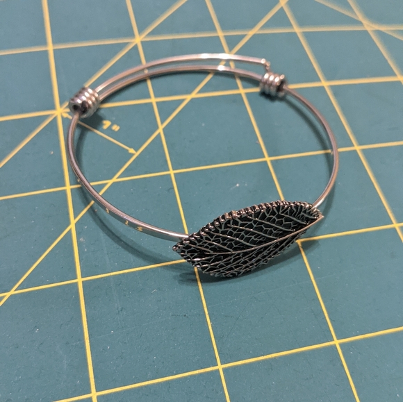 Leaf bangle bracelet in silver tone metal - adjustable wire - Picture 3 of 6